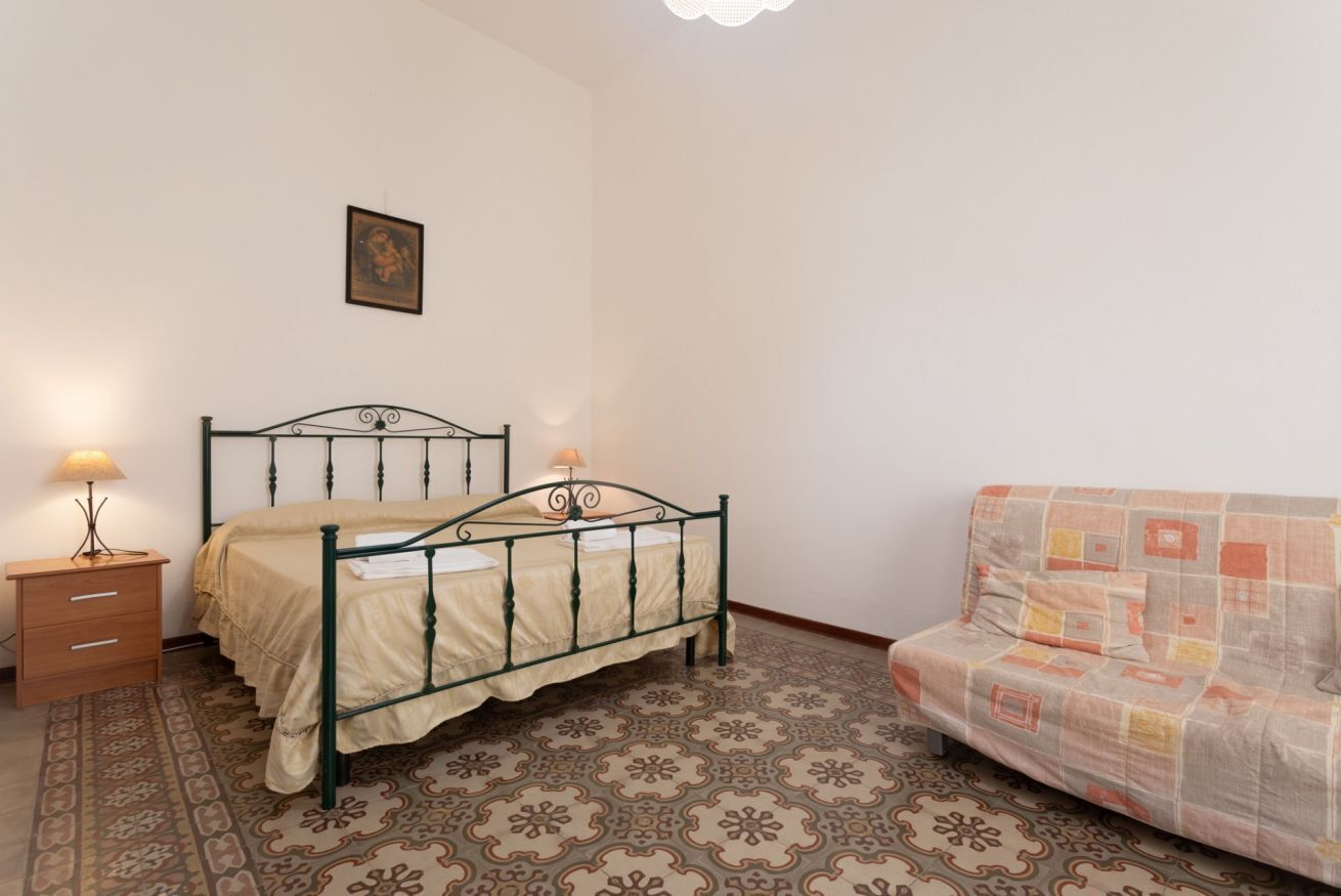 1 slaapkamer, een strijkplank/strijkijzer, beddengoed
