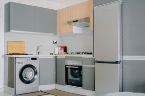 Kjøleskap, kaffetrakter/tekoker og kjøkkenutstyr