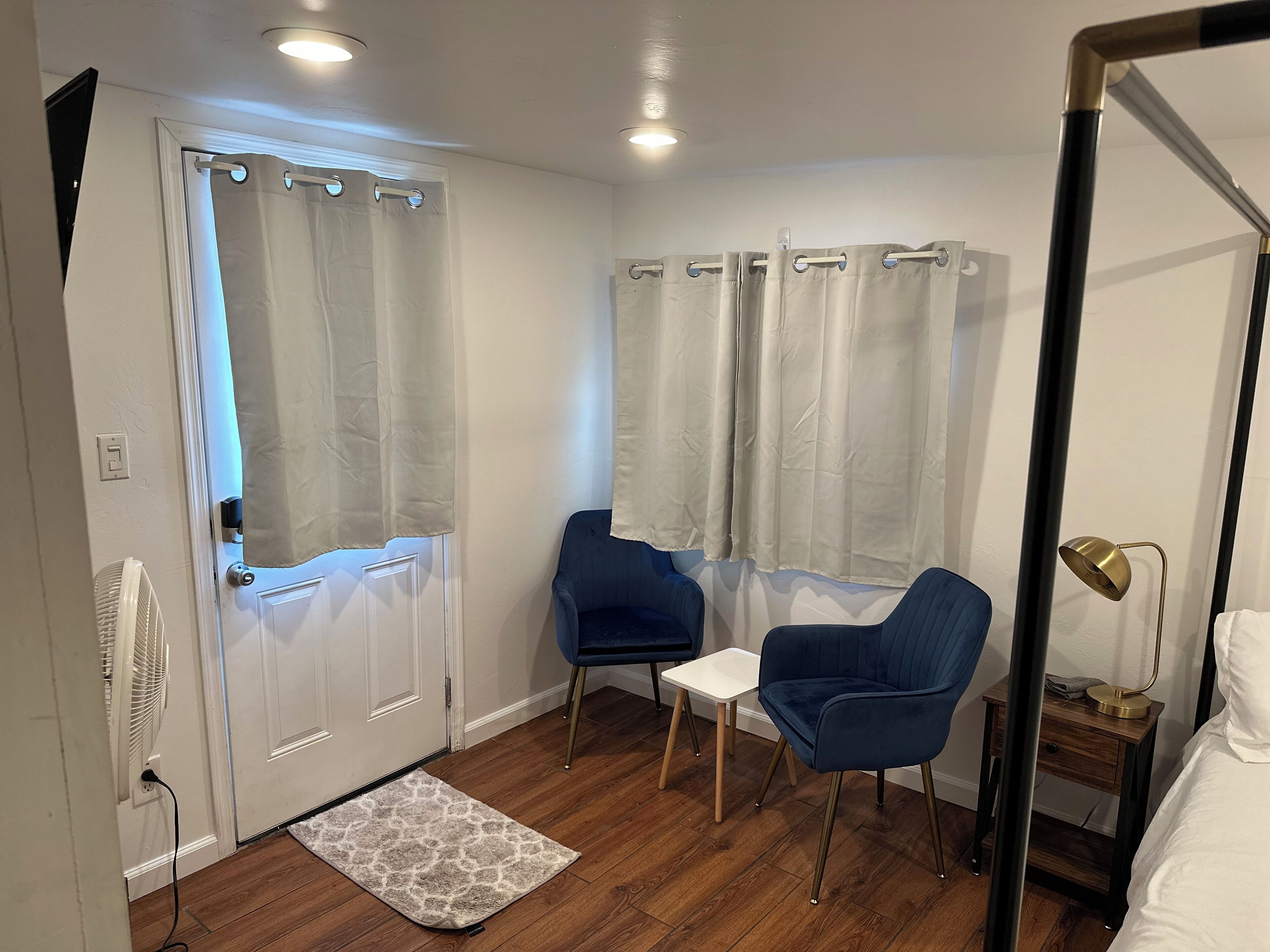 1 habitación, tabla de planchar con plancha, wifi gratis y ropa de cama 