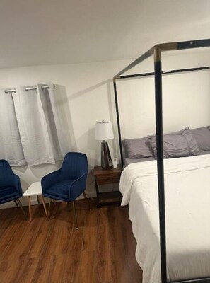 1 slaapkamer, een strijkplank/strijkijzer, gratis wifi, beddengoed