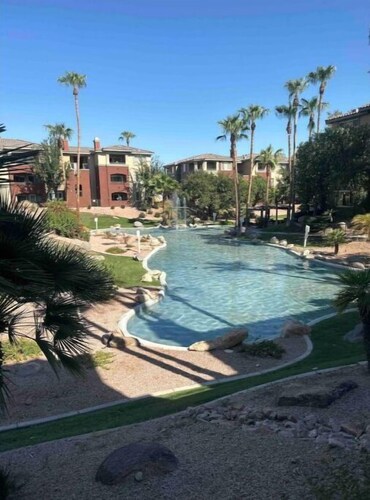 Cozy Condo with Pool in Gated Community by PHX Airport, Tempe, and Old Town ❤️📍