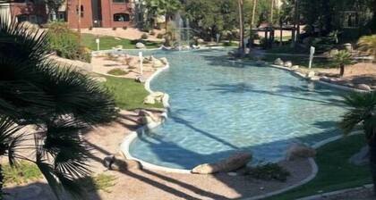 Cozy Condo with Pool in Gated Community by PHX Airport, Tempe, and Old Town ❤️📍