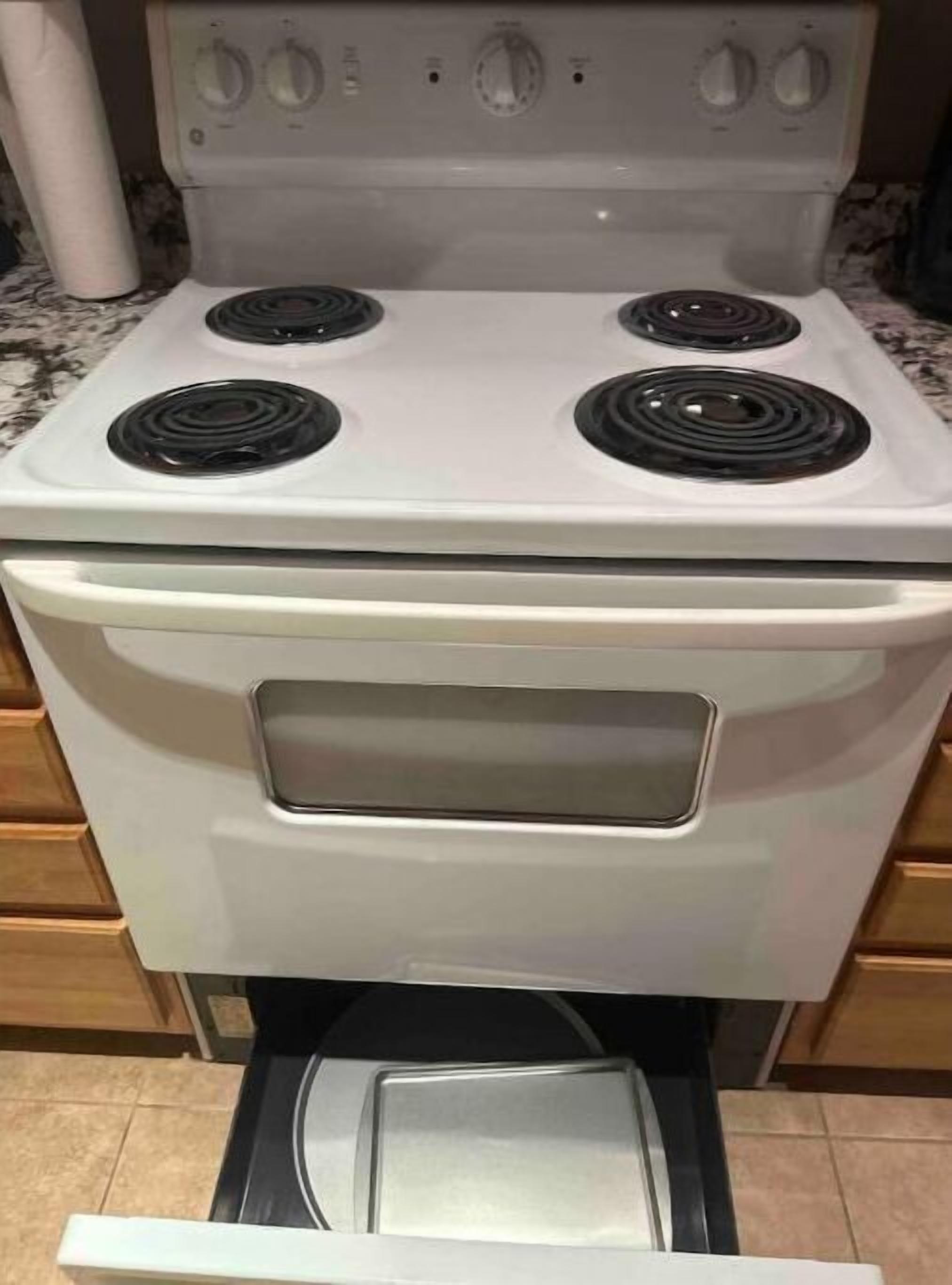 Fornera blanca amb quatre fogons i una única porta al forn.