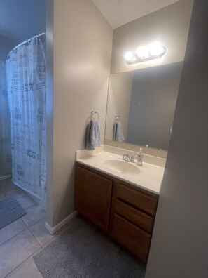 Hair dryer, towels, soap, toilet paper - Peaceful Hideaway! New Listing (Roscommon)