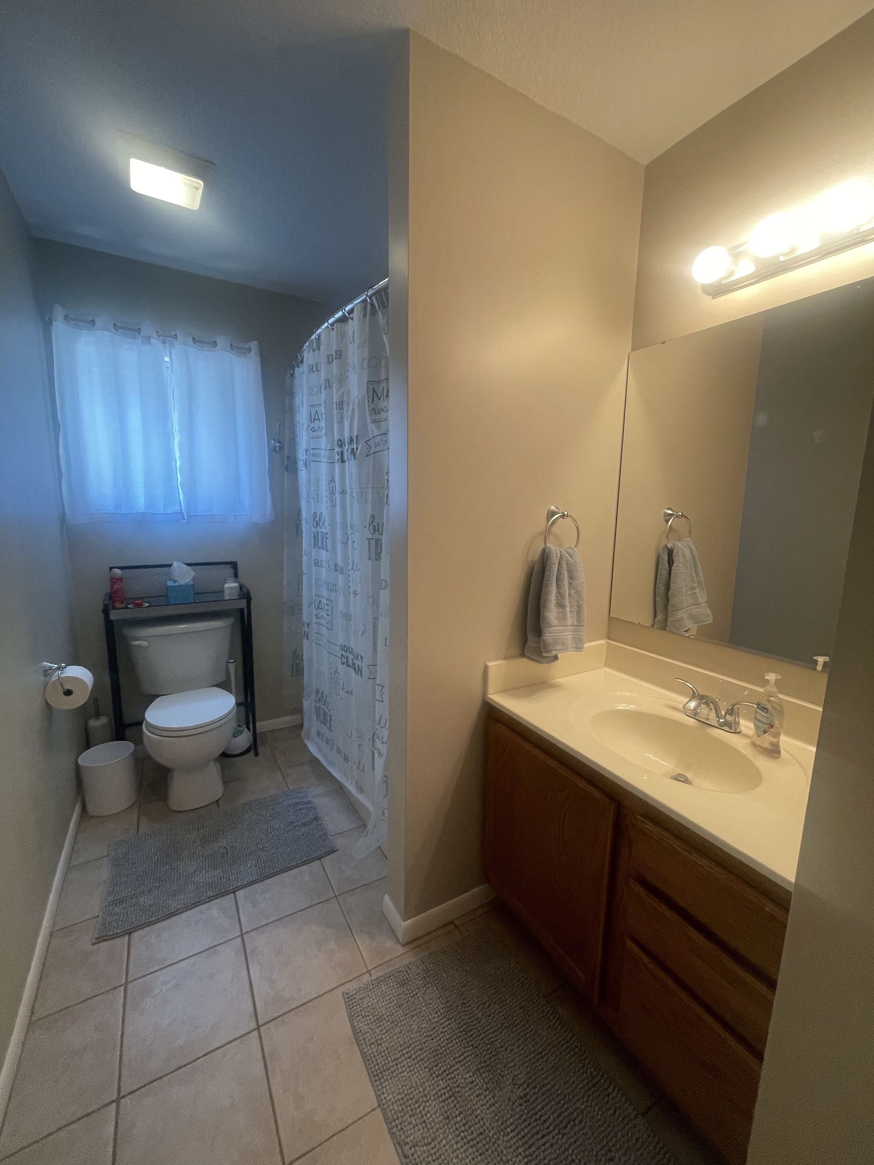 Sèche-cheveux, serviettes fournies, savon, papier toilette