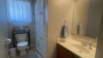 SĂšche-cheveux, serviettes fournies, savon, papier toilette