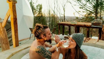 Outdoor spa tub