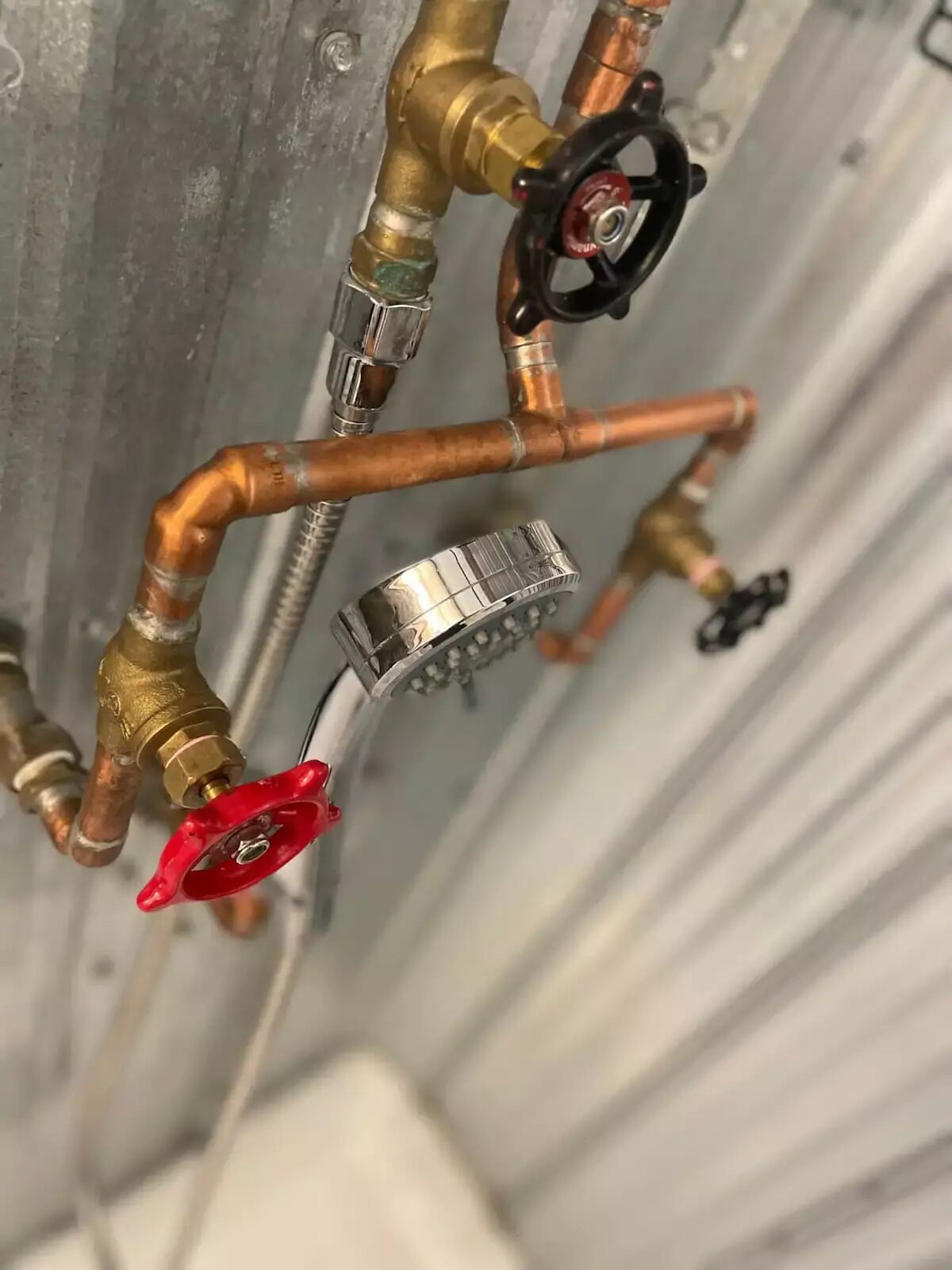 Eine Nahaufnahme einer Sanitärinstallation mit Messingrohren und Ventilen.