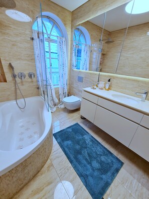 Dusche, Haartrockner, Handtücher, Seife