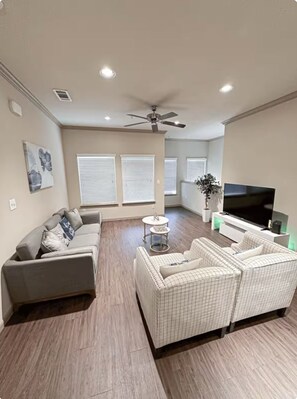 Smart TV - Luxury apartment with private garage (Katy)