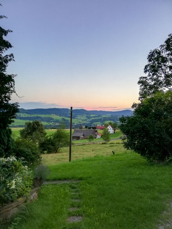 Un paysage rural avec une maison et des champs.