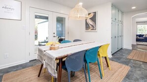 A dining area with a table, chairs, and a hanging light fixture. - Collegeside Cottage / Downtown Franklin Park/Brevard College 3Bd Pets ok (Brevard)