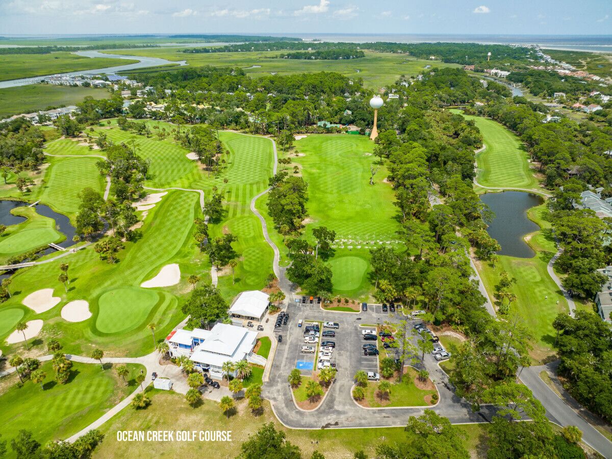 Ilmakuva Ocean Creek -golfkentästä, jossa on useita viheriöitä, hiekkabunkkereita ja klubitalo.