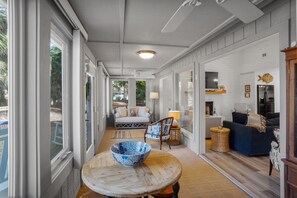 Smart TV, chimenea y libros