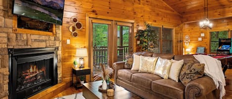 Una Smart TV, una chimenea, libros