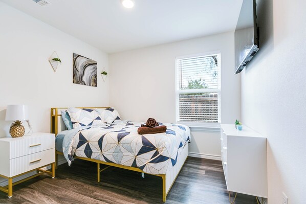 3 bedrooms, iron/ironing board, WiFi, bed sheets