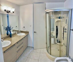 Shower, towels, soap, toilet paper - Paradise in Rio Grande, Puerto Rico Right Next door to Four Seasons (Río Grande)