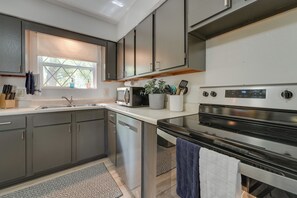 Réfrigérateur, micro-ondes, plaque de cuisson, lave-vaisselle