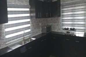 Mikrowelle, Wasserkocher, Esstisch