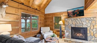 Delightful Cabin near Blue Ridge Mountains