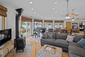 Fernseher, Tischtennisplatte