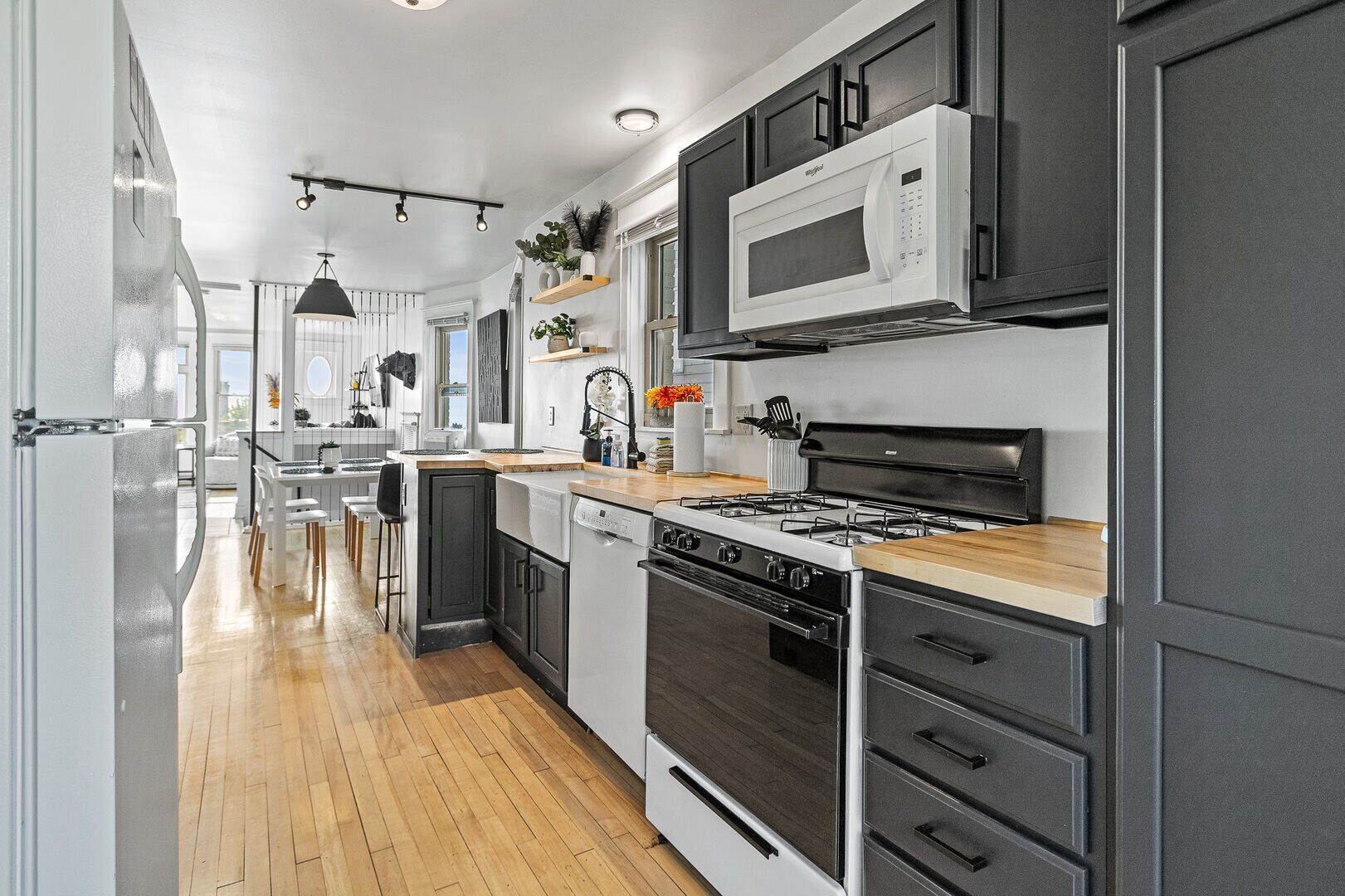 Refrigerador, microondas, horno y parrilla de estufa 