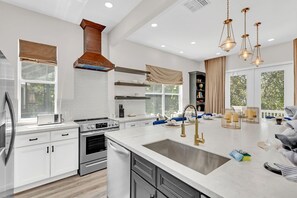 冰箱、微波炉、烤箱、炉灶