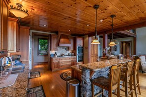 冰箱、微波炉、烤箱、炉灶