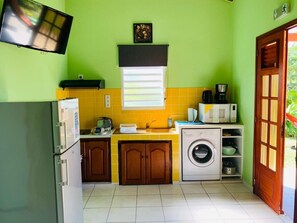 Frigorifero, microonde, piano cottura, macchina per tè/caffè