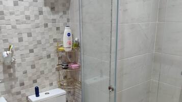 Toallas, jabón, papel de baño