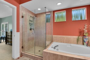 Badewanne, Haartrockner, Handtücher