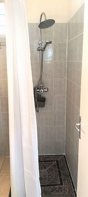Doccia, asciugacapelli, asciugamani, sapone