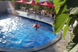 屋内プール、2 つの屋外プール、サンラウンジャー