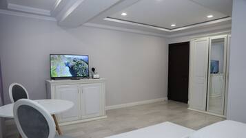 1 quarto, individualmente mobiliados, escrivaninha