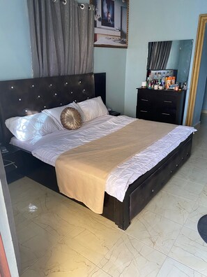 4 bedrooms, iron/ironing board, WiFi, bed sheets