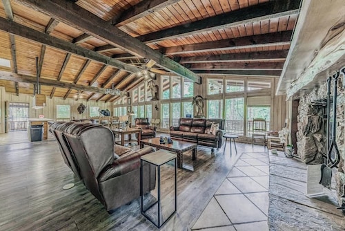 Hidden Buffalo Lodge | Sleeps 13 w/Kid's Loft!