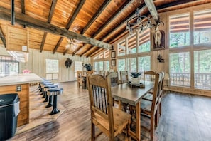 Dining - Hidden Buffalo Lodge | Sleeps 13 w/Kid's Loft! (Alto)