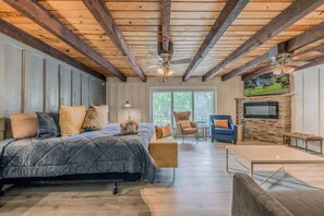 6 bedrooms, desk, iron/ironing board, free WiFi - Hidden Buffalo Lodge | Sleeps 13 w/Kid's Loft! (Alto)