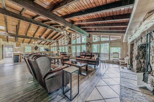 Hidden Buffalo Lodge | Sleeps 10 • Hot Tub • Porch