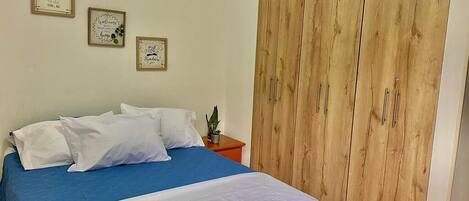 2 bedrooms, desk, WiFi, bed sheets