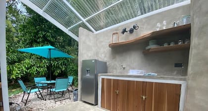 "serenity Glamping: Selva, Jacuzzi, Romance y las Mejores Playas del Caribe Sur"