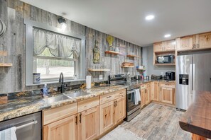 Fridge, microwave, stovetop, dishwasher - Charming Creedmoor Retreat Near Falls Lake! (Creedmoor)