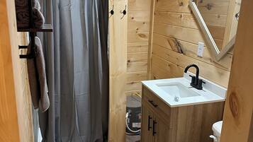 Douche, serviettes fournies, savon, shampoing