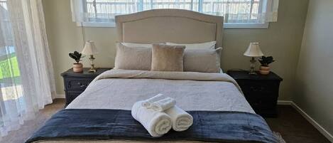 3 habitaciones, escritorio y tabla de planchar con plancha