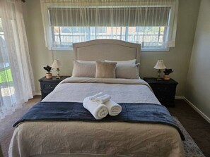 3 bedrooms, desk, iron/ironing board, travel crib - Tranquil home in Point Cook. (Point Cook)