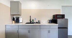 Réfrigérateur, four à micro-ondes, surface de cuisson, cafetiÚre-théiÚre