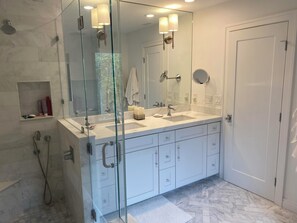 Dusche, Haartrockner, Handtücher, Seife
