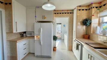 Jääkaappi, mikroaaltouuni, uuni, liesi