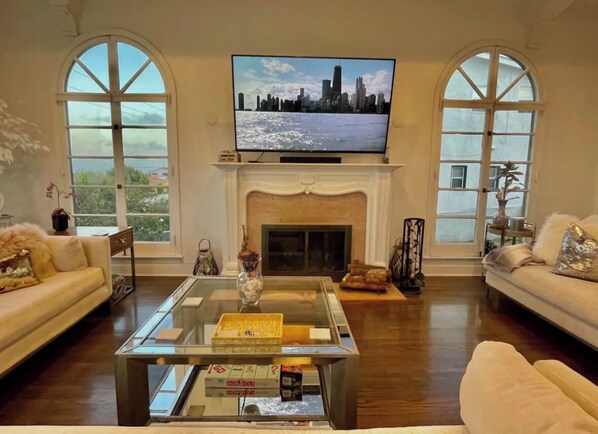 Smart TV, chimenea, libros y estéreo