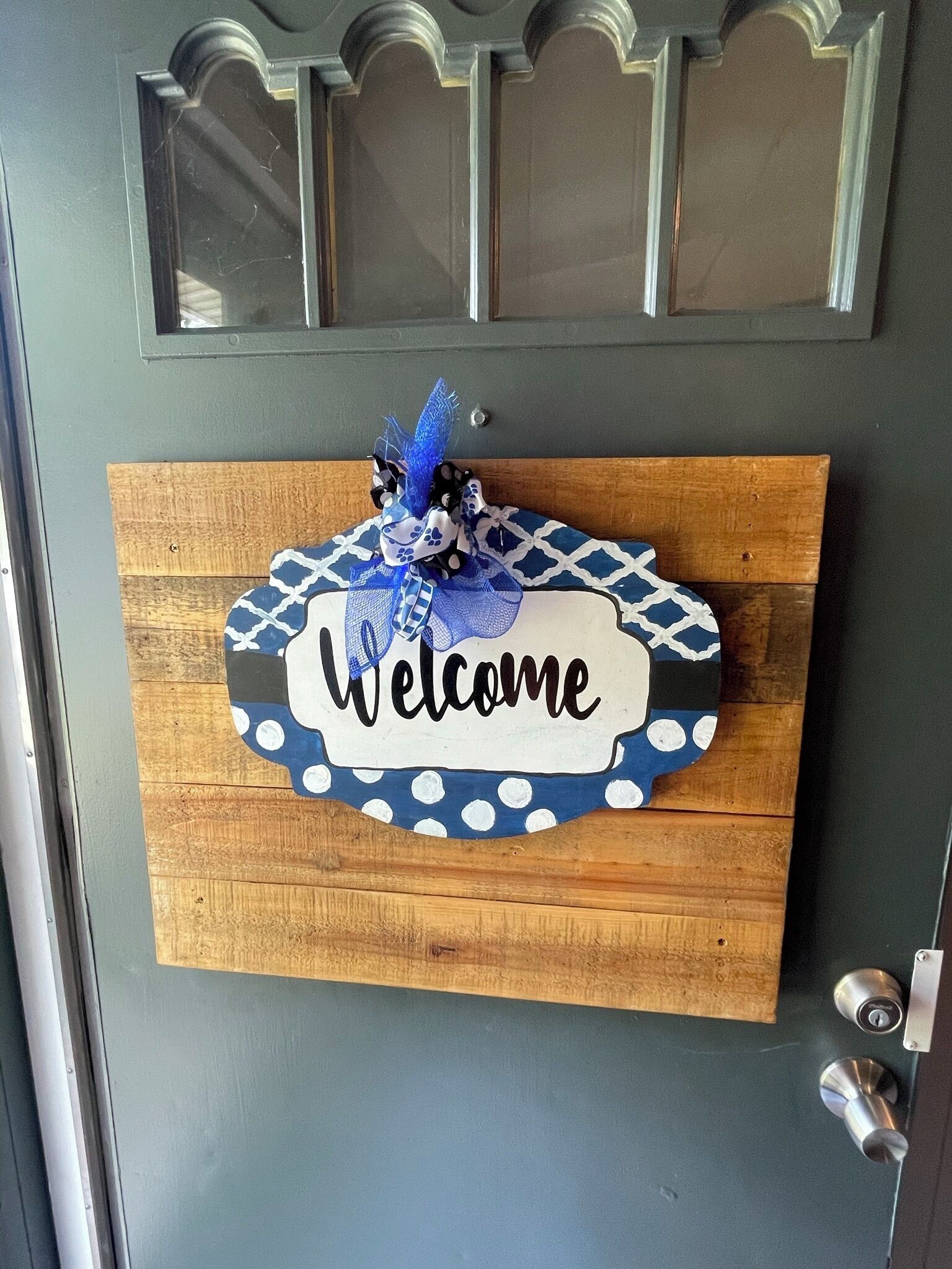 We are located close to Keeneland, Lexington Airport, Rupp Arena and UK.